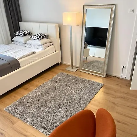 Spacious Near Train Station *