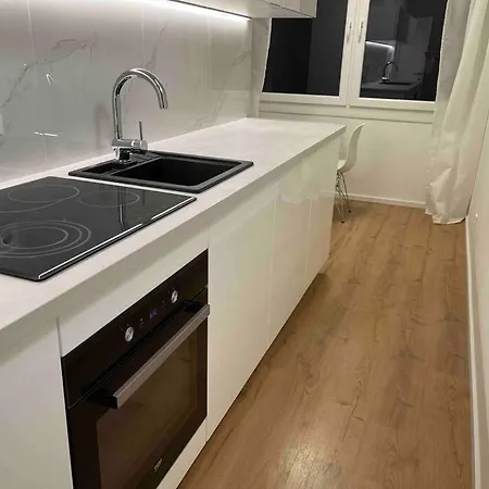 Spacious Near Train Station Апартаменты *