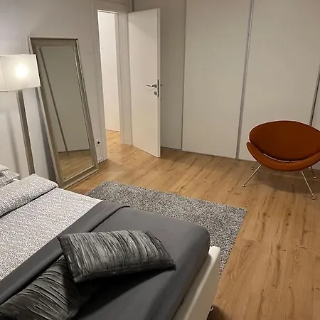 Spacious Near Train Station Apartment *