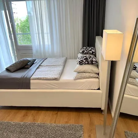 Spacious Near Train Station Любляна