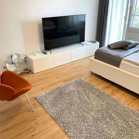 Apartmán Spacious Near Train Station