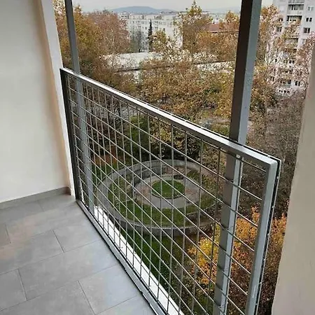 Apartmán Spacious Near Train Station